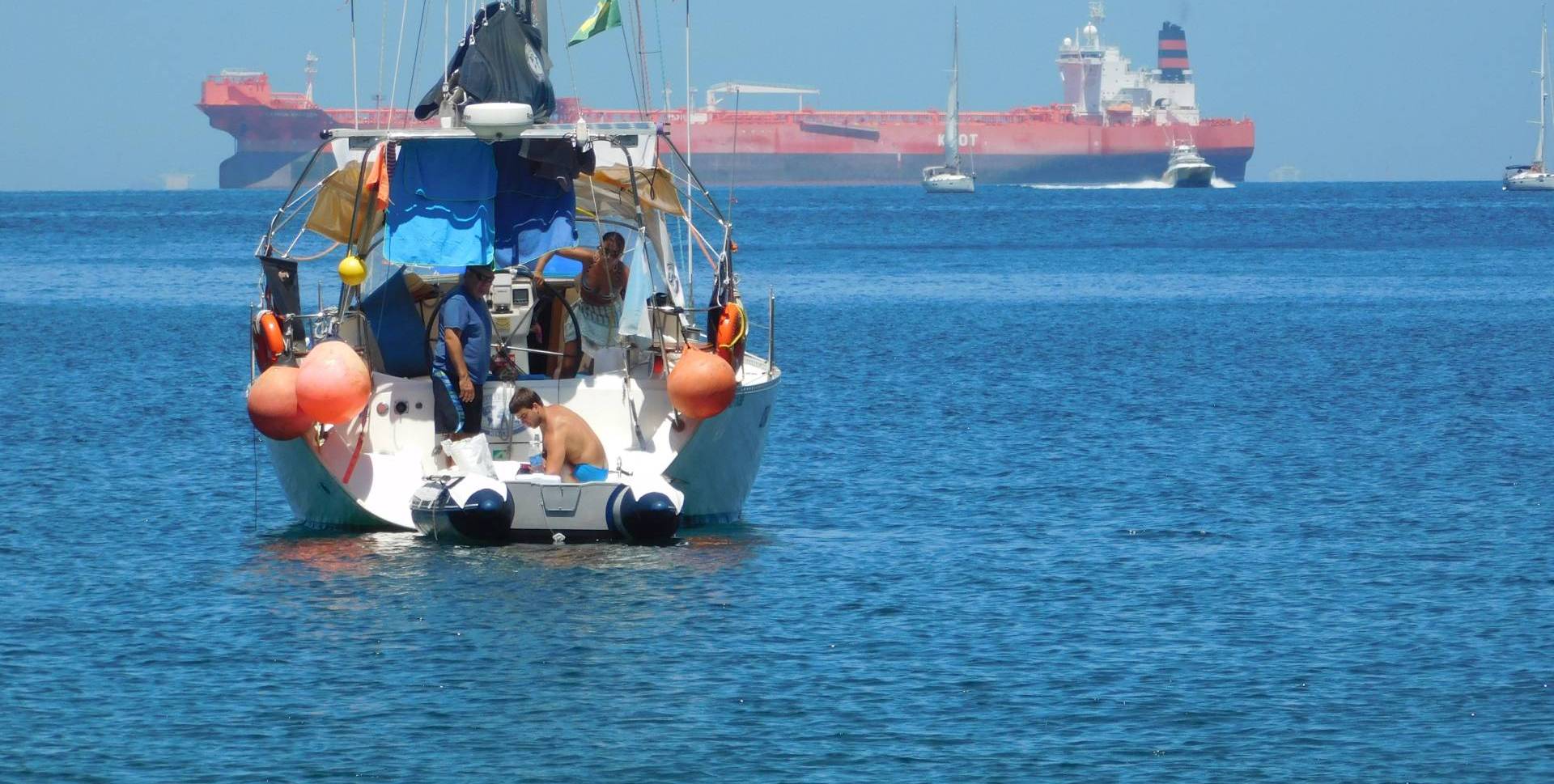 foto de lejos a velero